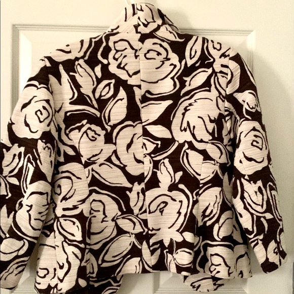 Beautiful bold floral off white and dark brown blazer. Cotton and linen - Picture 8 of 9